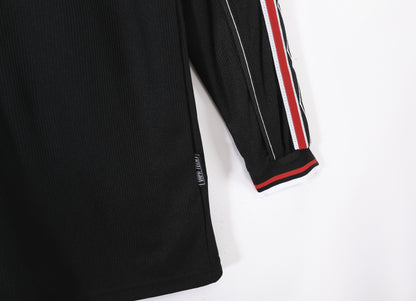 Long-sleeved: Manchester United black jersey from the 1998/99 season