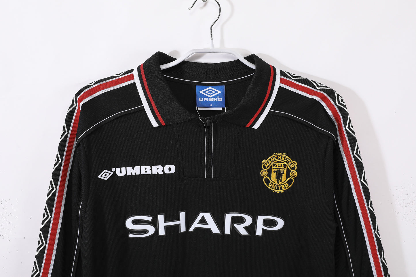 Long-sleeved: Manchester United black jersey from the 1998/99 season