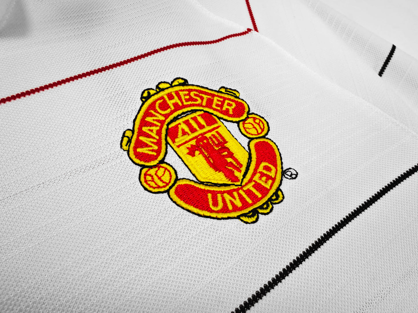 Long-sleeved: 2003/04 Manchester United away kit