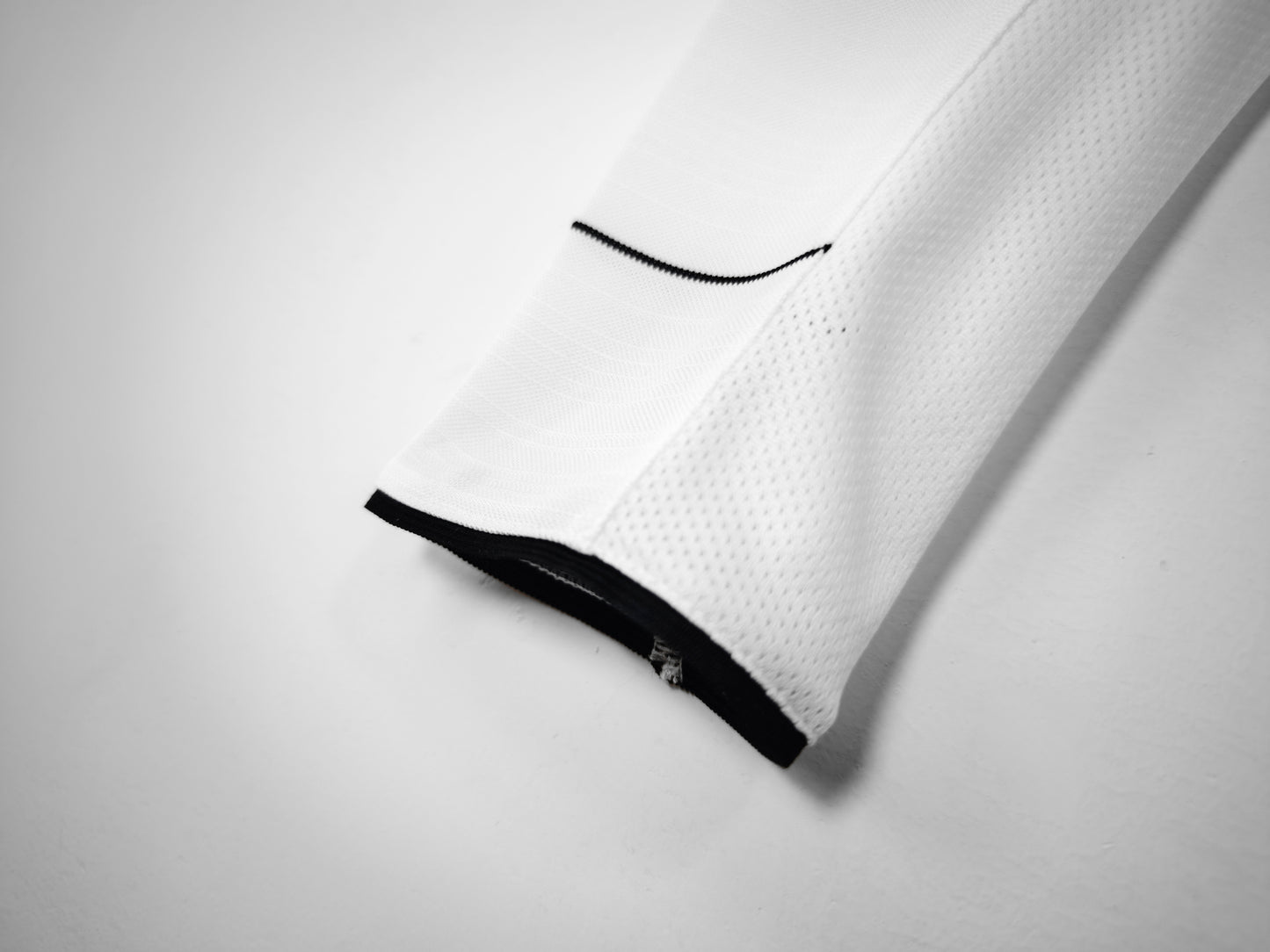 Long-sleeved: 2003/04 Manchester United away kit