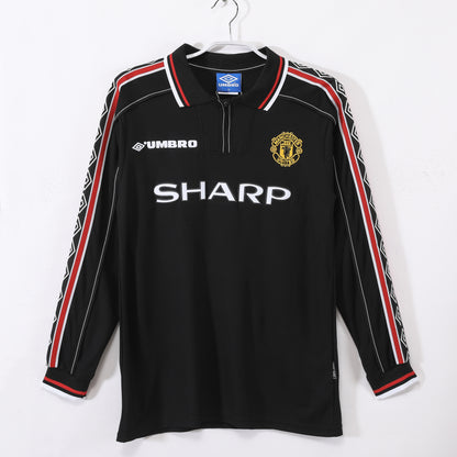 Long-sleeved: Manchester United black jersey from the 1998/99 season