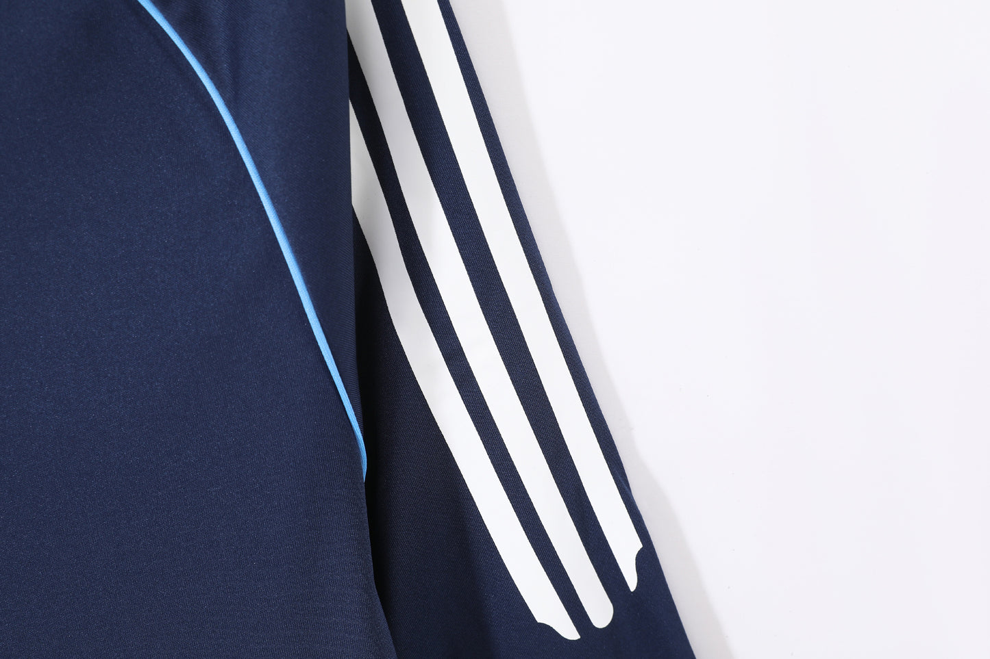 Long-sleeved: 2005/06 season Real Madrid away royal blue