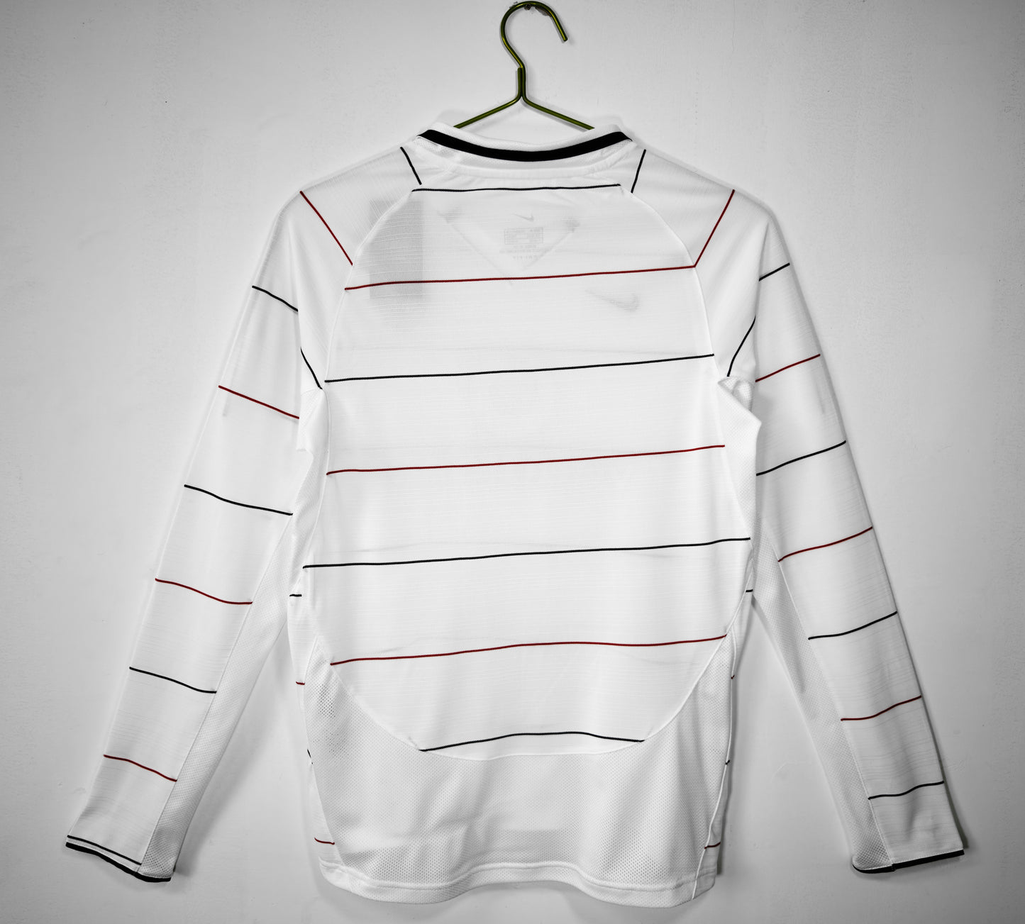 Long-sleeved: 2003/04 Manchester United away kit