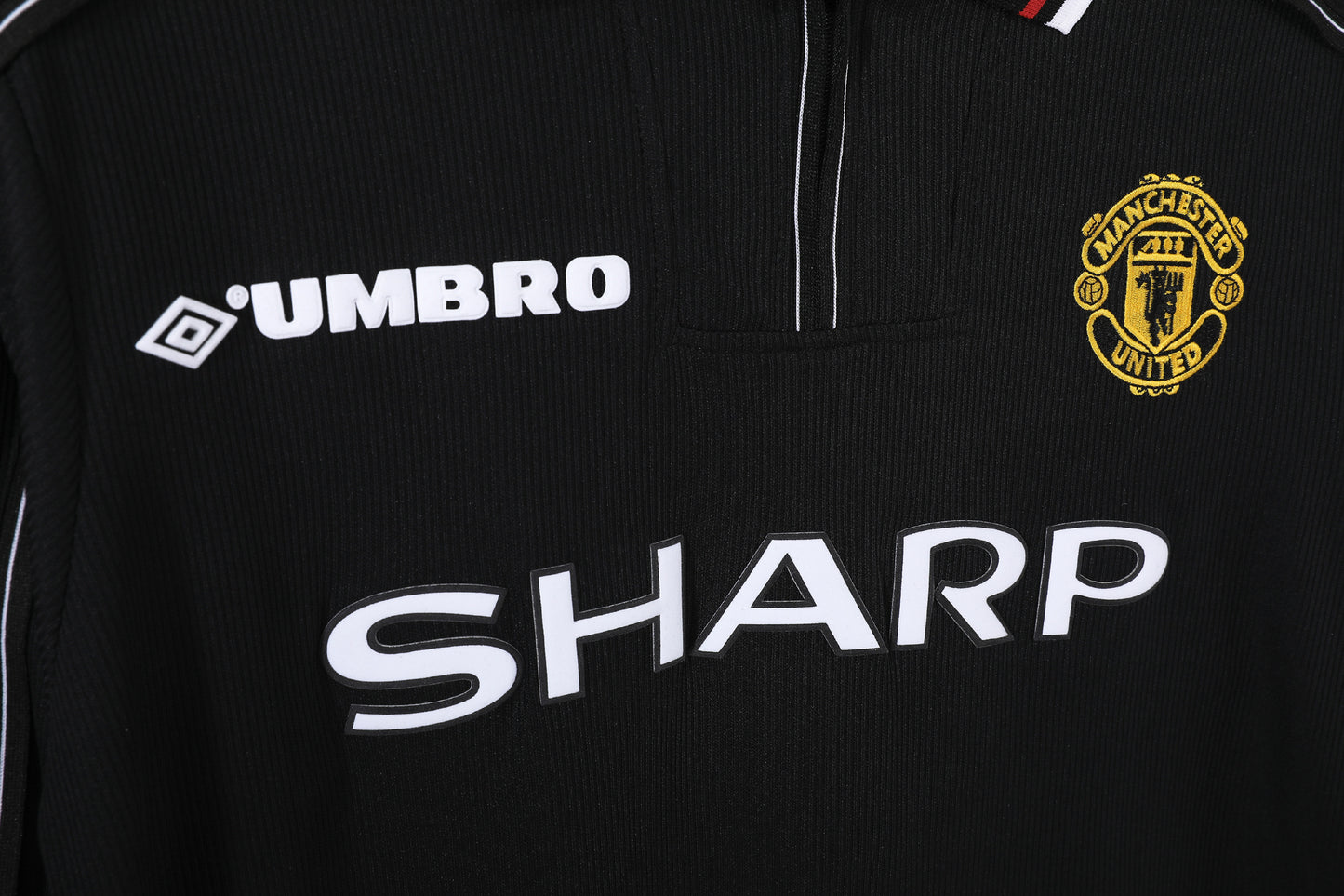 Long-sleeved: Manchester United black jersey from the 1998/99 season